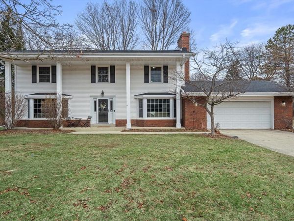 8710 W Hawthorne LANE, Franklin, WI 53132