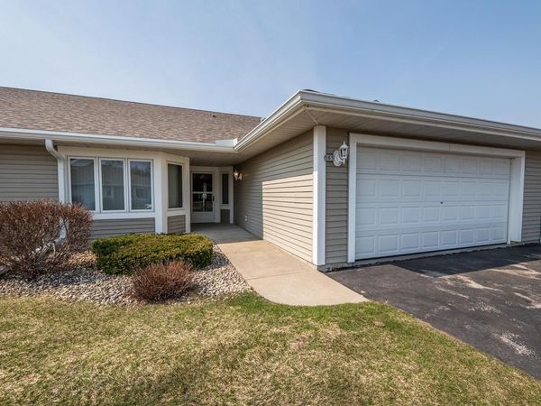 565 Hartford SQUARE, Hartford, WI 53027