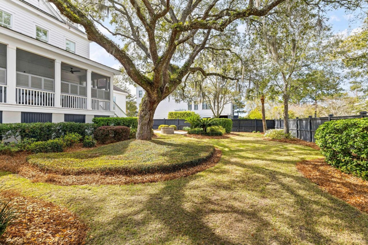 400 Island Park Drive Photo 2