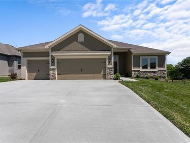 11152 N Bristol Avenue, Kansas City, MO 64156