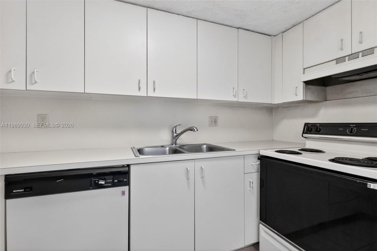 6802 NW 166th Ter, Unit 602, Miami Lakes, FL 33014 Photo