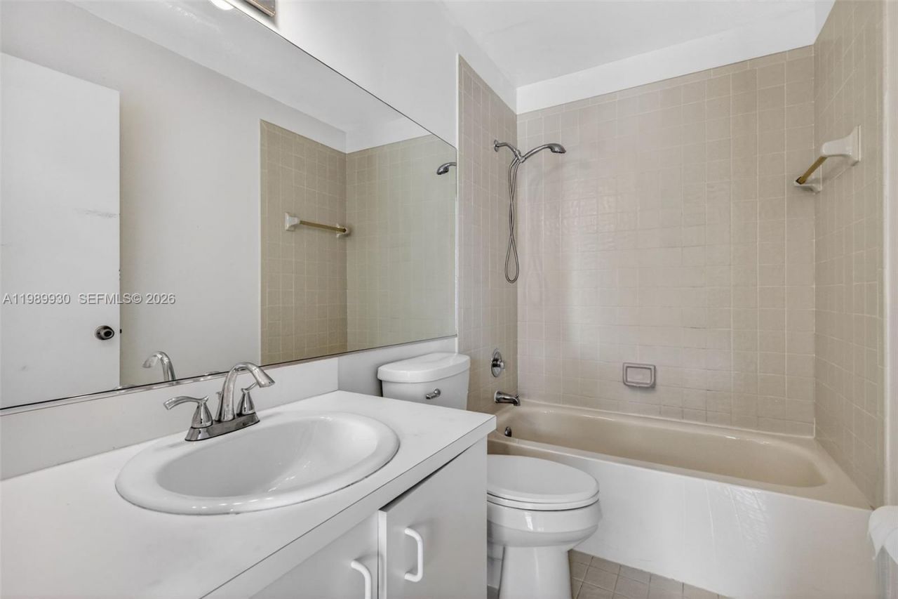 6802 NW 166th Ter, Unit 602, Miami Lakes, FL 33014 Photo