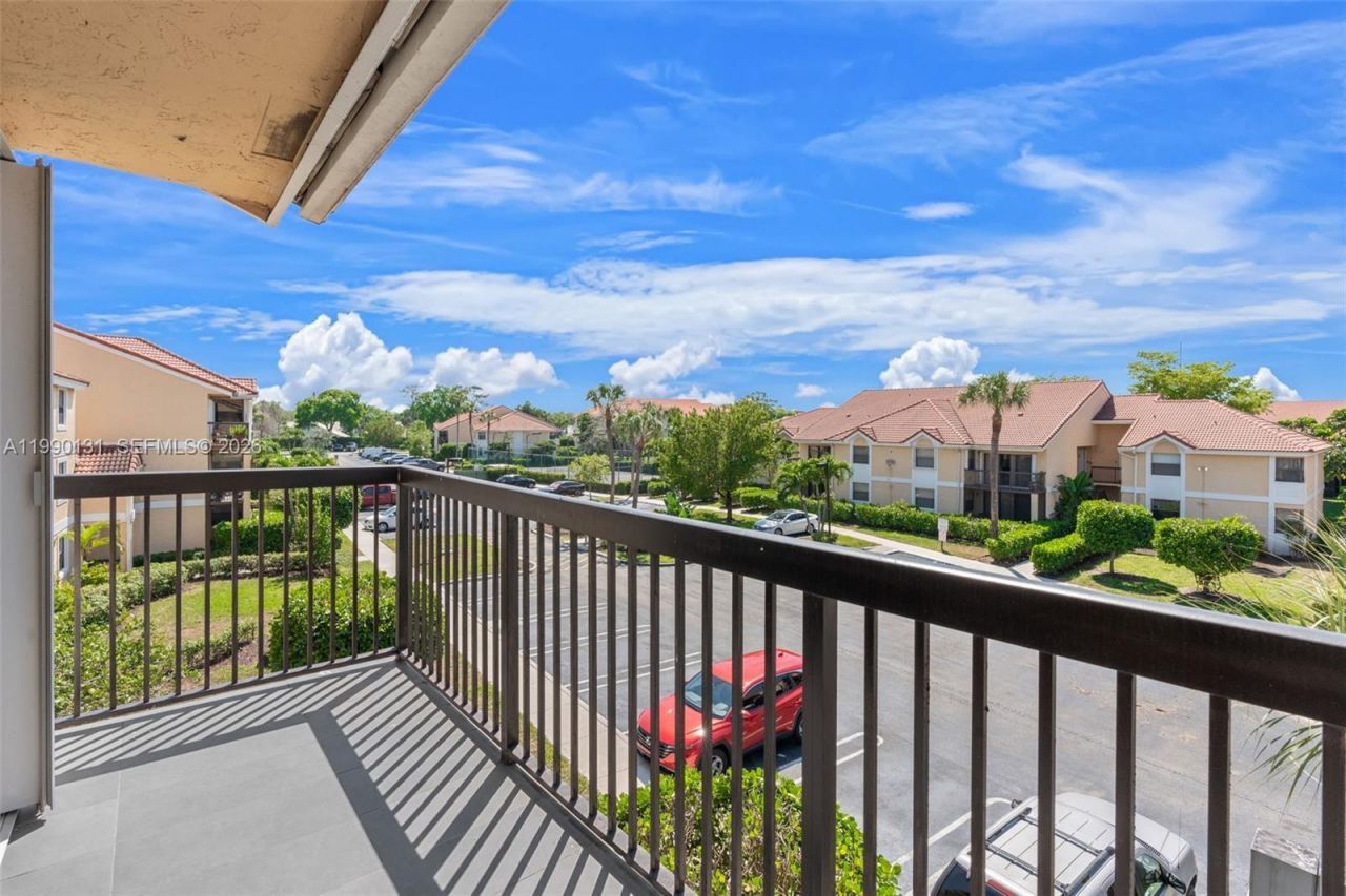 5761 Riverside Dr , Unit 304B4, Coral Springs, FL 33067 Photo