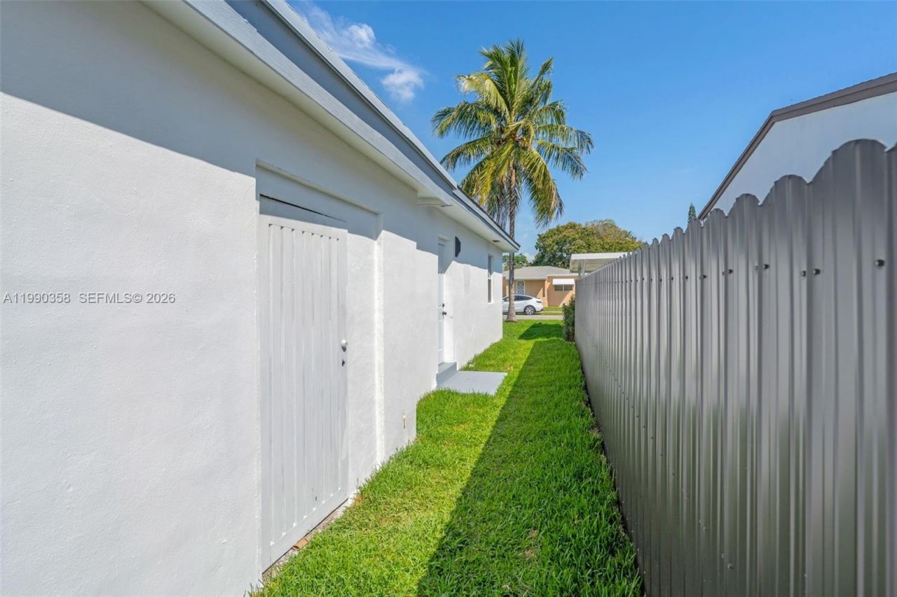 110 NE 171st St, North Miami Beach, FL 33162 Photo