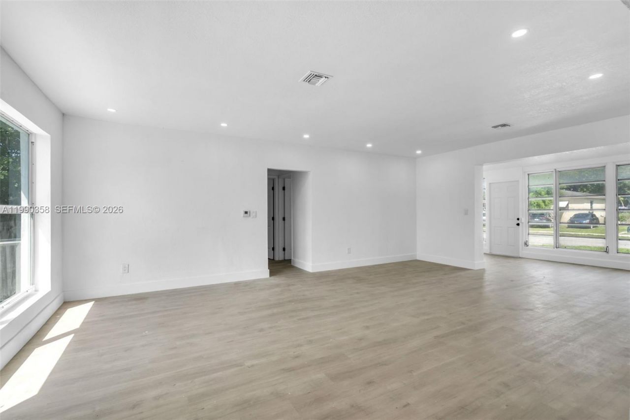 110 NE 171st St, North Miami Beach, FL 33162 Photo