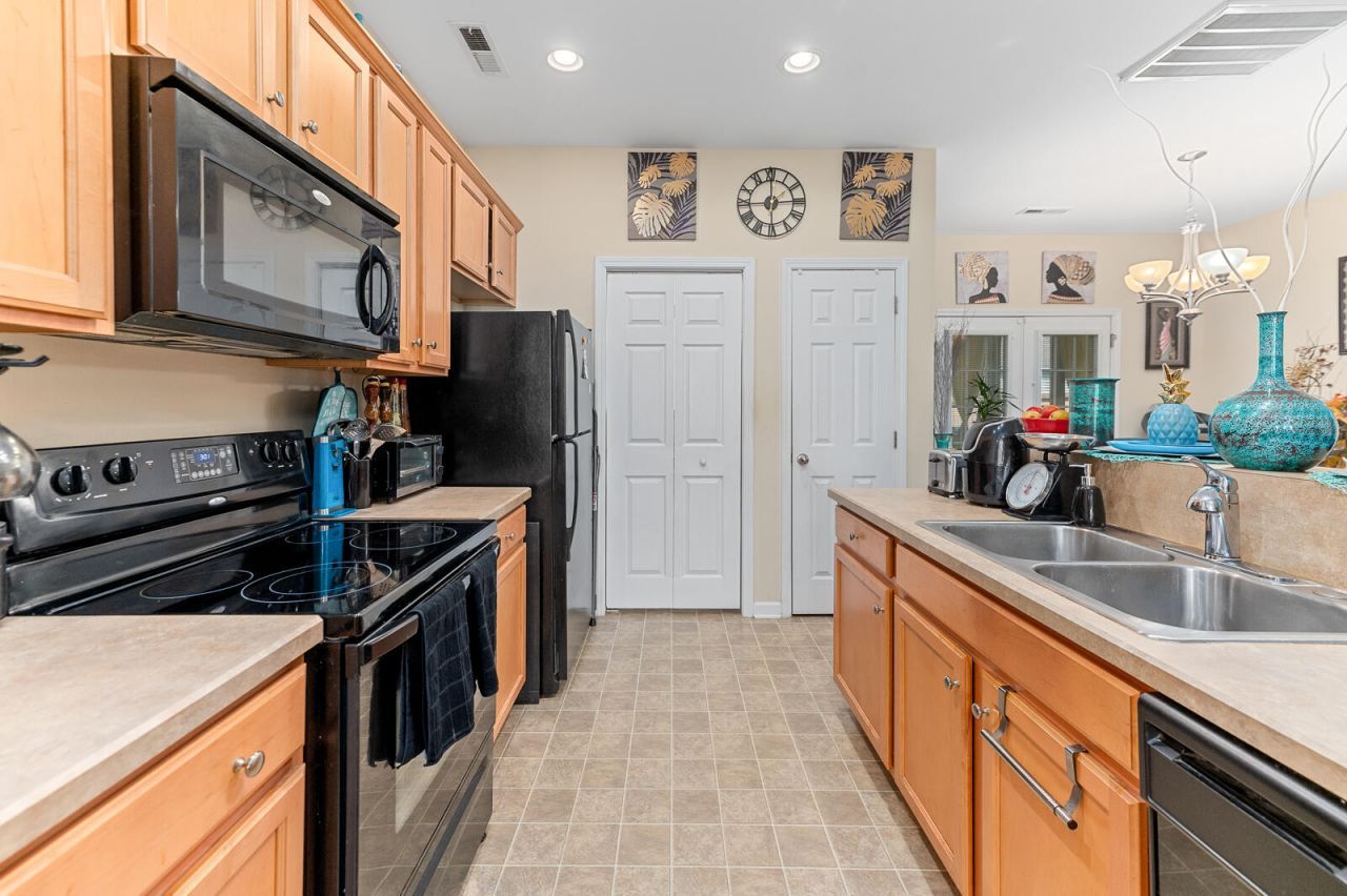 8924 Planters Row Lane Photo 7