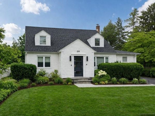 9 Pleasant Avenue, TENAFLY, NJ 07670