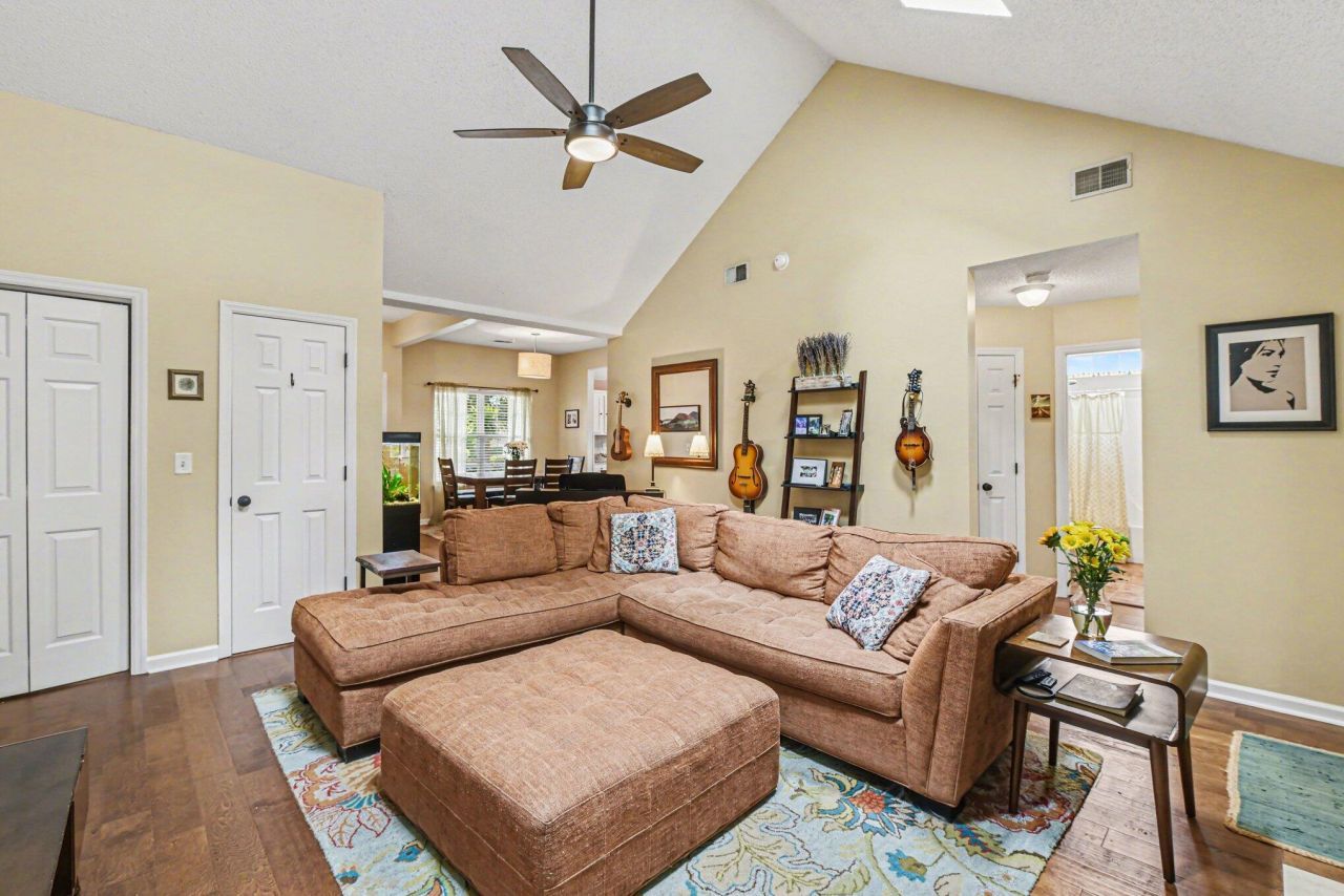 358 Arlington Drive Photo 6