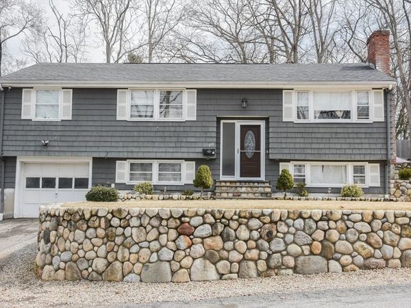 215 Trull Lane E, Lowell, MA 01852