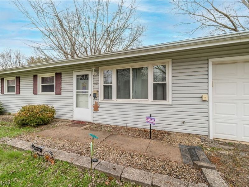 151 N Yorkshire Boulevard, Austintown, OH 44515 Photo 3