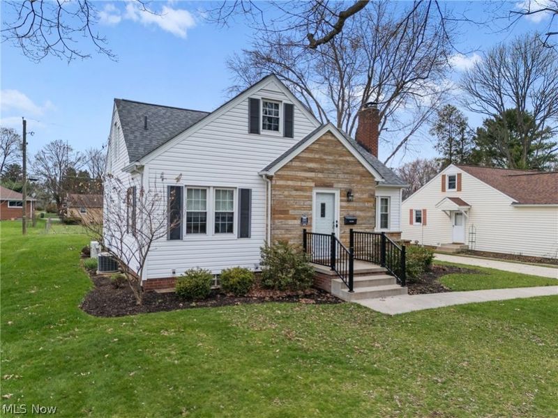 2883 Sharonwood Avenue NW, Canton, OH 44708 Photo 2