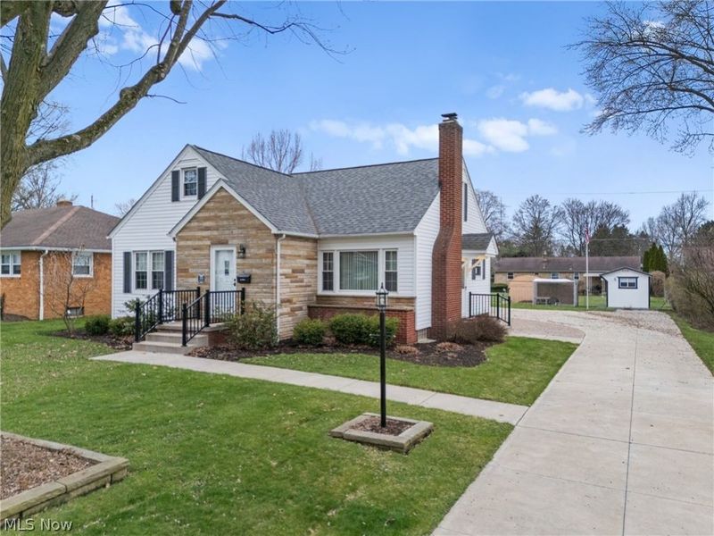 2883 Sharonwood Avenue NW, Canton, OH 44708 Photo 3