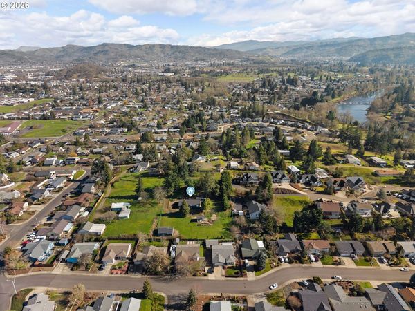 1378 NW GROVE ST, Roseburg, OR 97471