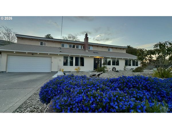 2580 FIR ST, North Bend, OR 97459