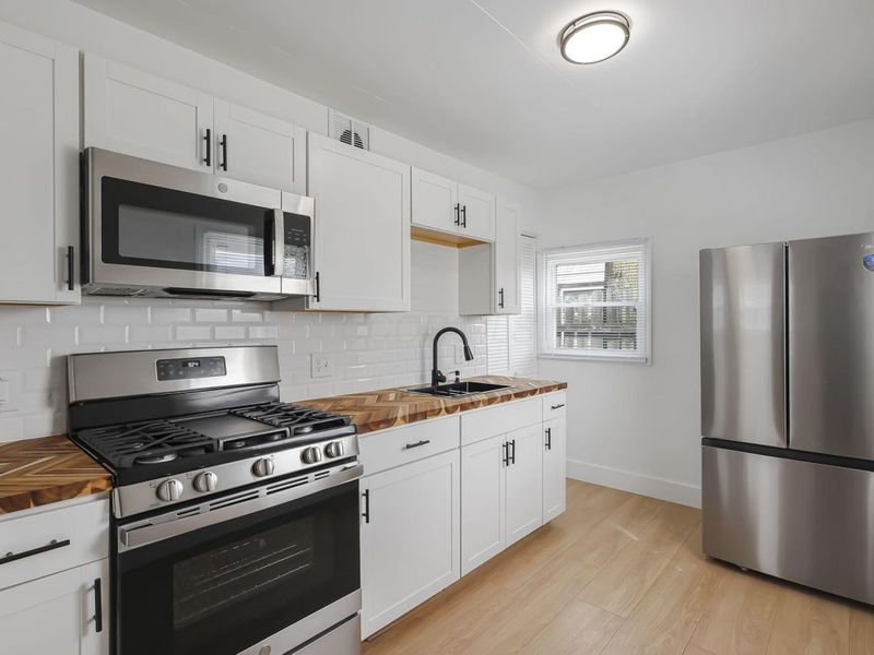 1272 E 15th Avenue, Columbus, OH 43211 Photo 2