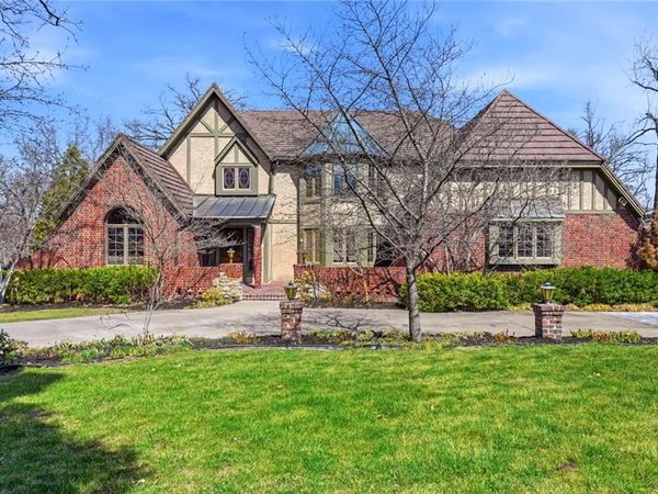 8461 Maplewood Lane, Lenexa, KS 66215