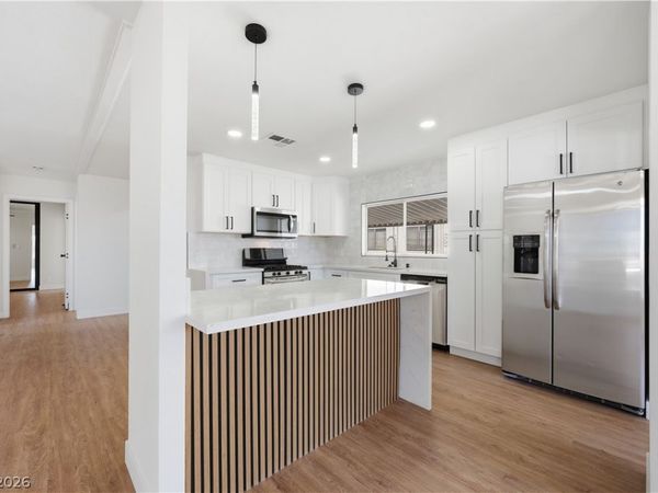 4557 Royal Ridge Way, Las Vegas, NV 89103