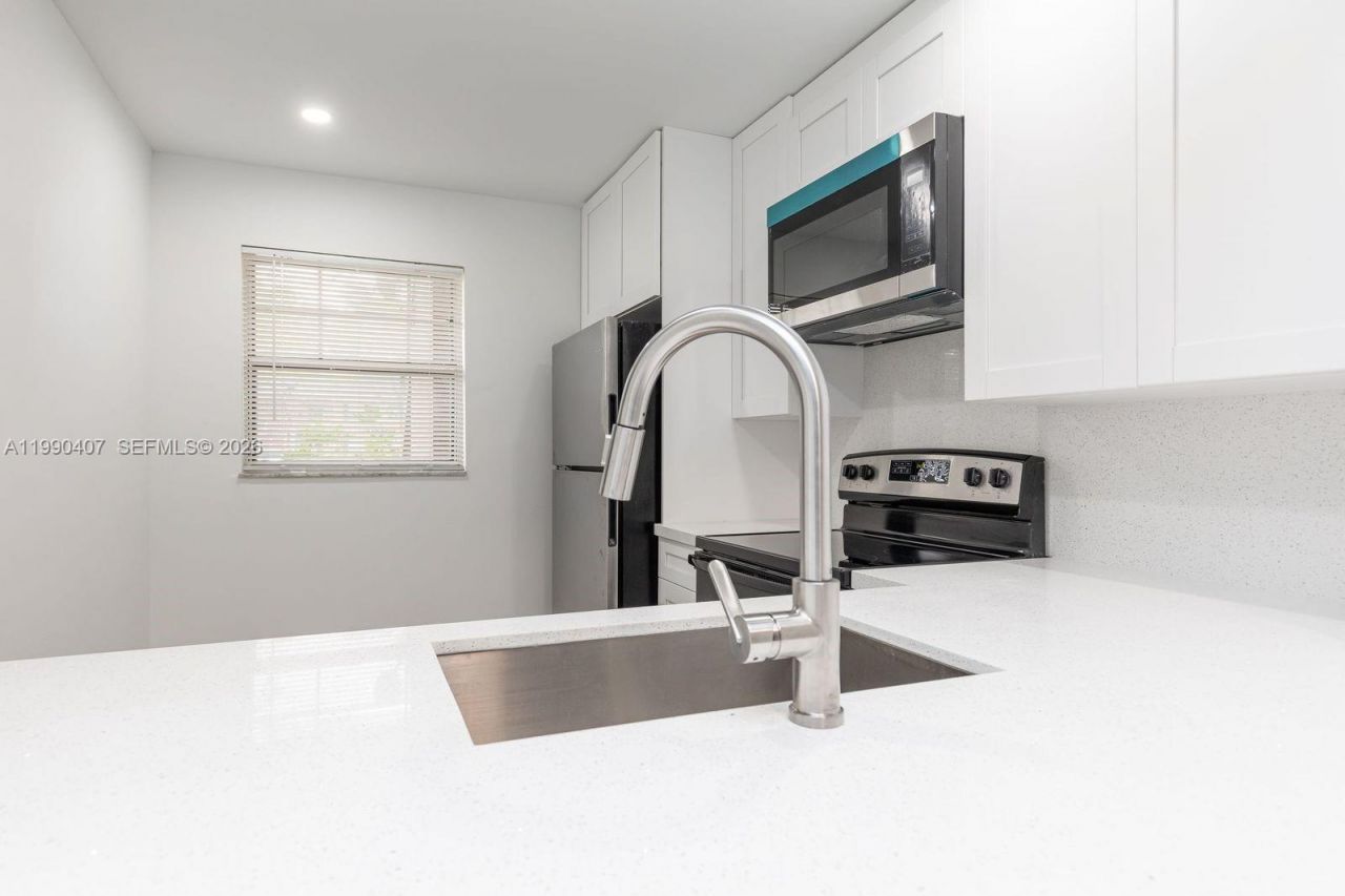 10330 NW 8th St, Unit 104, Pembroke Pines, FL 33026 Photo