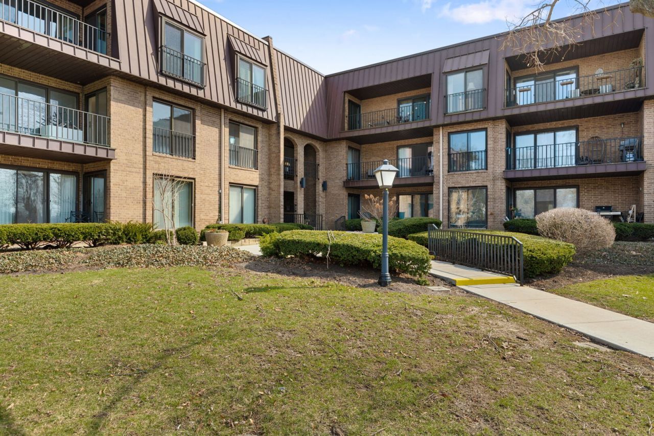 2 The Court Of Harborside, Unit 207, Northbrook, IL 60062 Main Photo