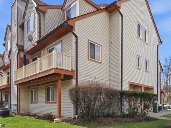 58 Woods Edge Dr, Roxbury, NJ 07876