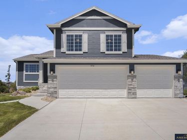 10706 Portage Drive, Papillion, NE 68046