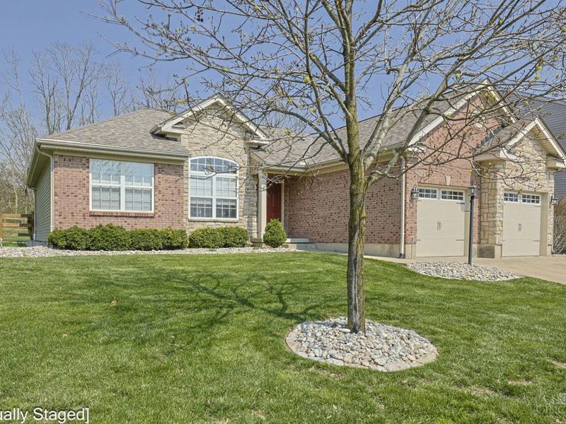 704 Oak Forest Drive, Hamilton Twp, OH 45152 Photo 2