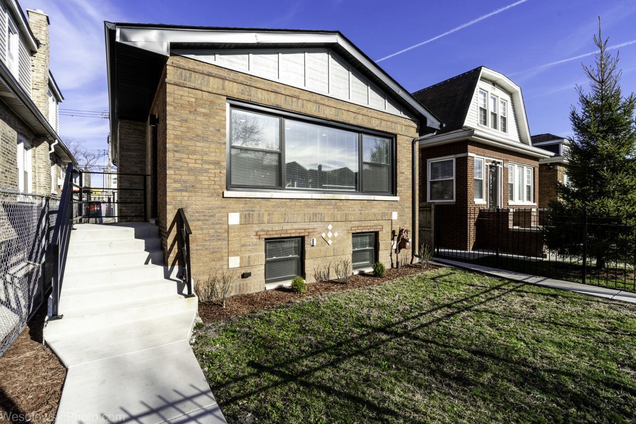 1047 N Saint Louis Avenue, Chicago, IL 60651 Main Photo