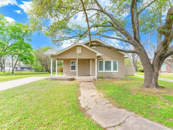 914 Prairie Avenue , Cleburne, TX 76033