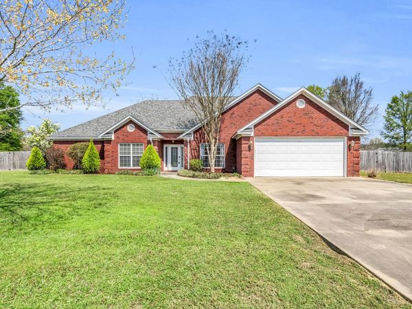 161 Red Oak Ln, Columbus, MS 39705