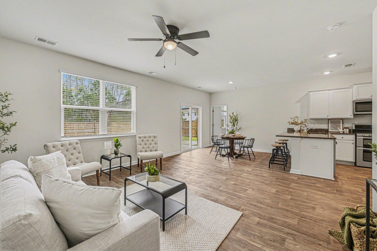 198 Greenwich Drive Photo 10
