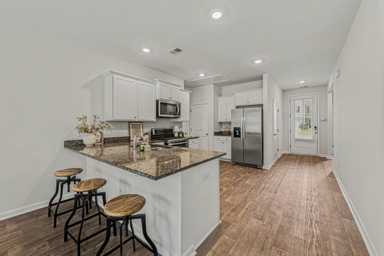 198 Greenwich Drive Photo 11