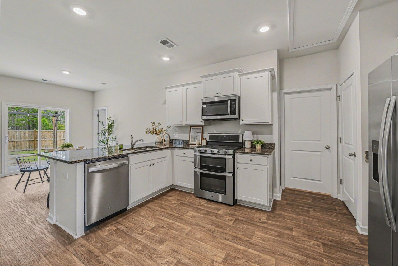 198 Greenwich Drive Photo 12