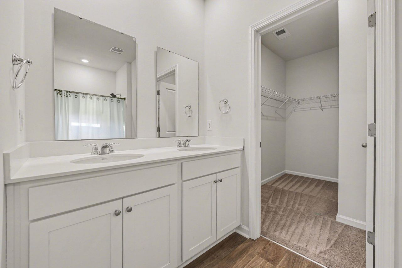 198 Greenwich Drive Photo 17