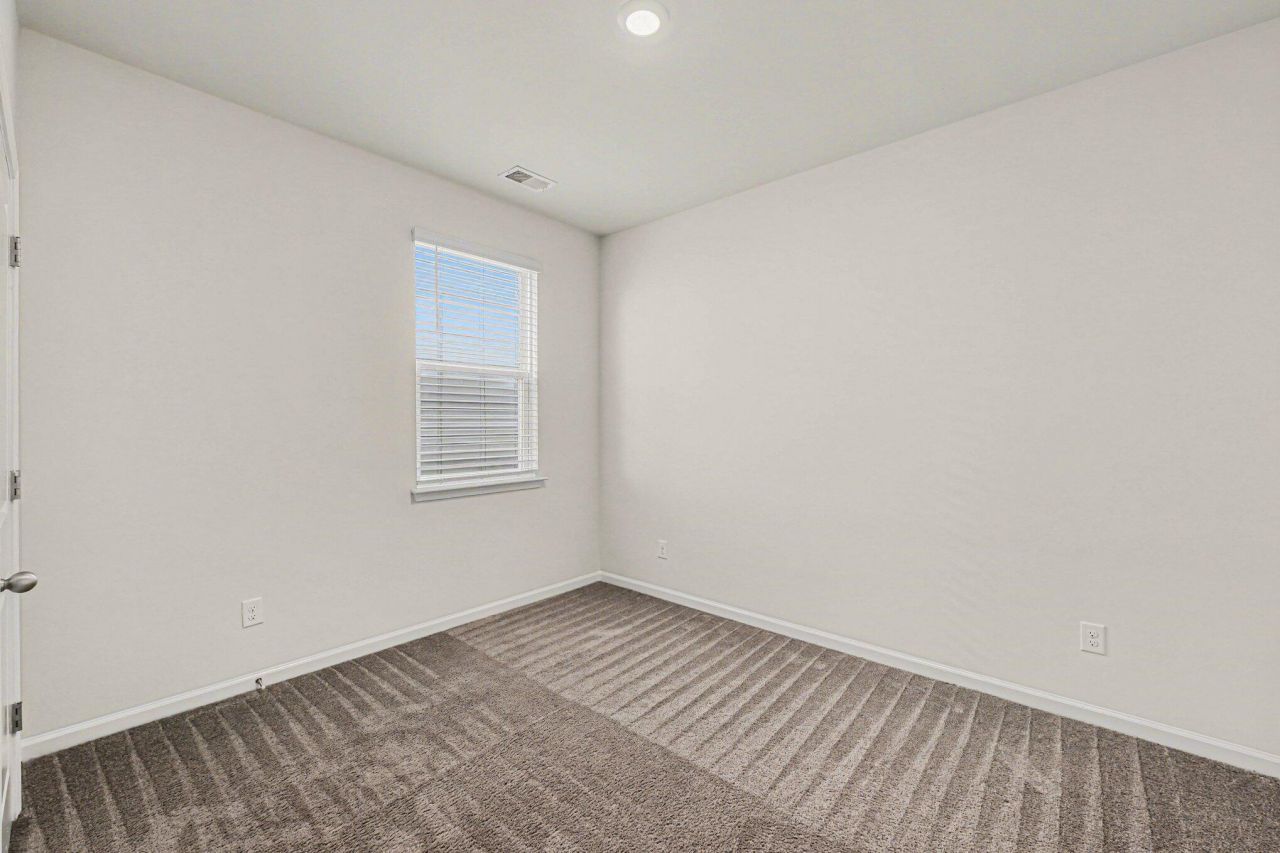 198 Greenwich Drive Photo 22