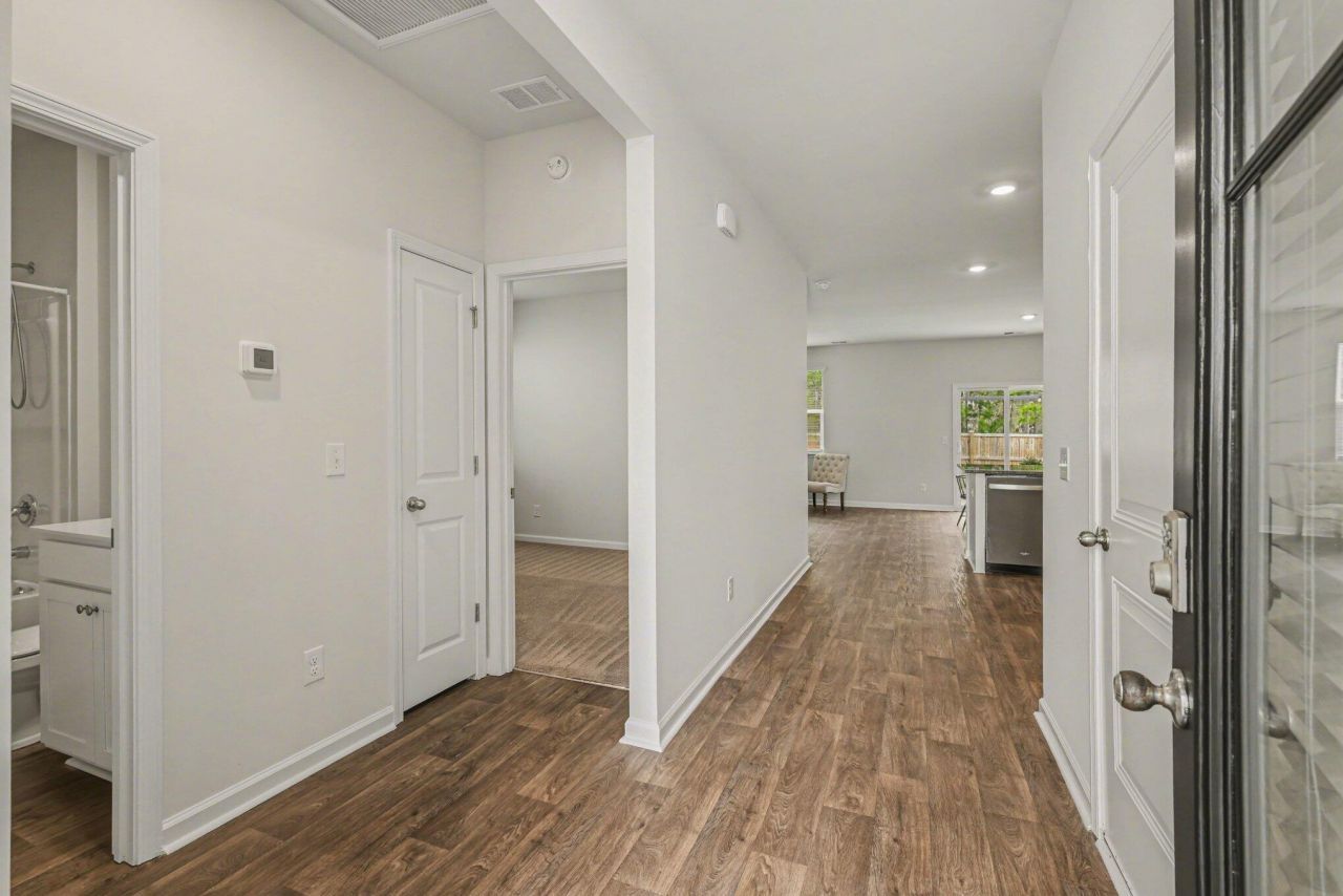 198 Greenwich Drive Photo 6