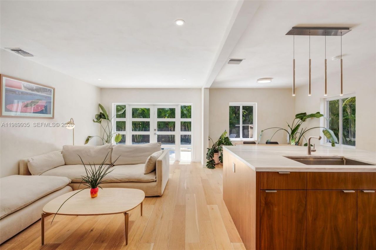 830 NE 72nd St, Miami, FL 33138 Photo