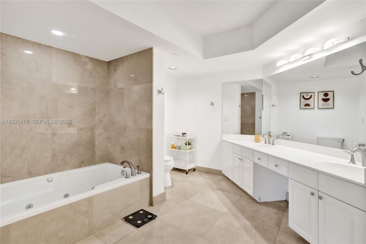 3598 Yacht Club Dr , Unit 702, Aventura, FL 33180 Photo