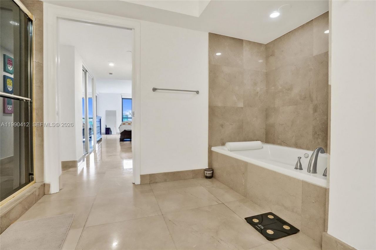 3598 Yacht Club Dr , Unit 702, Aventura, FL 33180 Photo