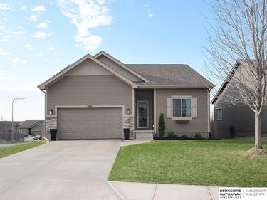 19105 Greenleaf Street , Omaha, NE 68136