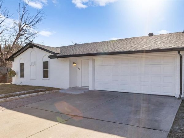 204 Pebblebrook Street , Arlington, TX 76014