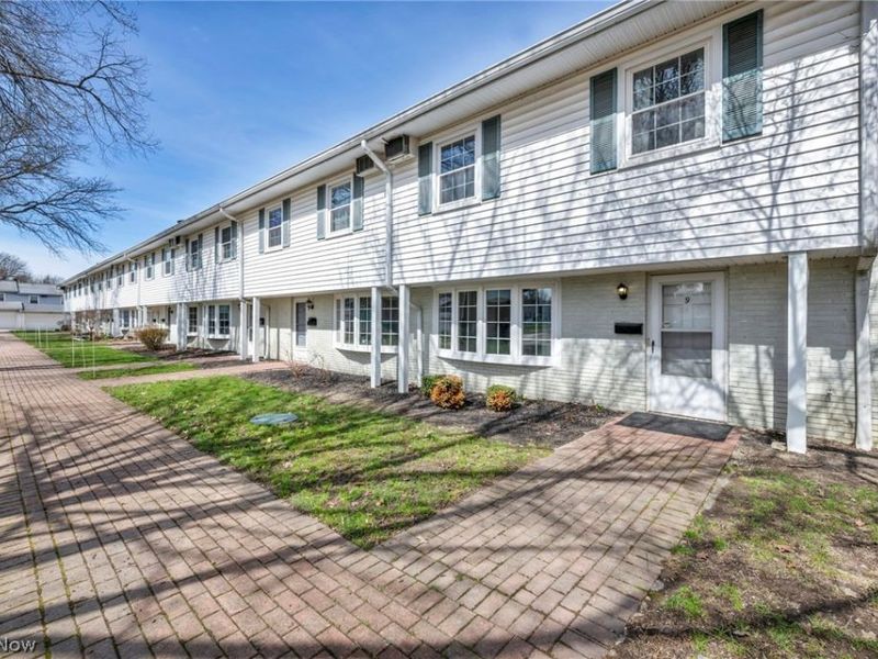 15 Meadowlawn Drive, Unit 9, Mentor, OH 44060 Photo 4