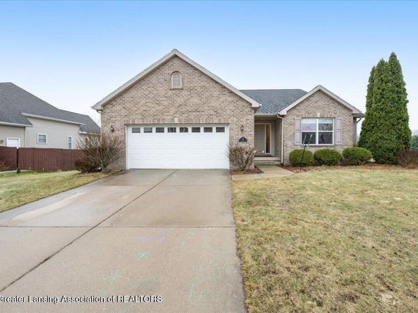 981 Saint Johns Chase , Grand Ledge, MI 48837