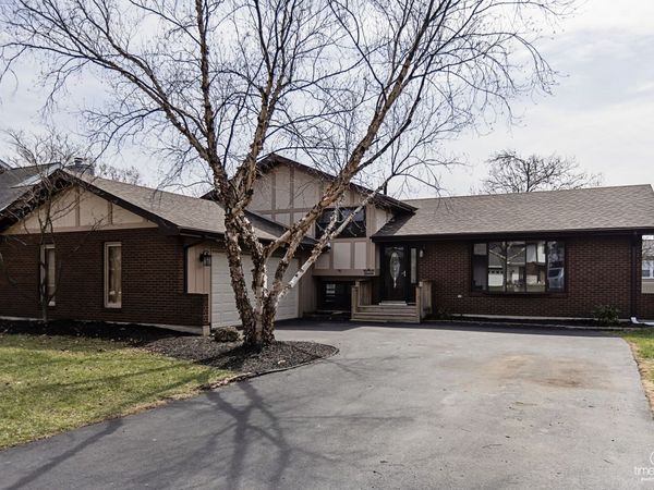 8336 Mending Wall Drive , Woodridge, IL 60517