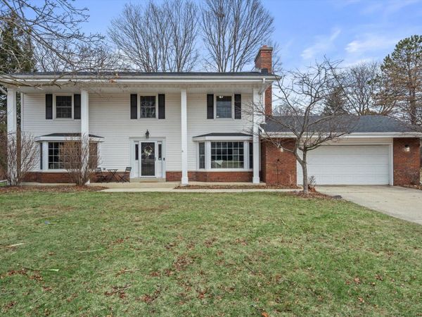 8710 W Hawthorne Ln, Franklin, WI 53132