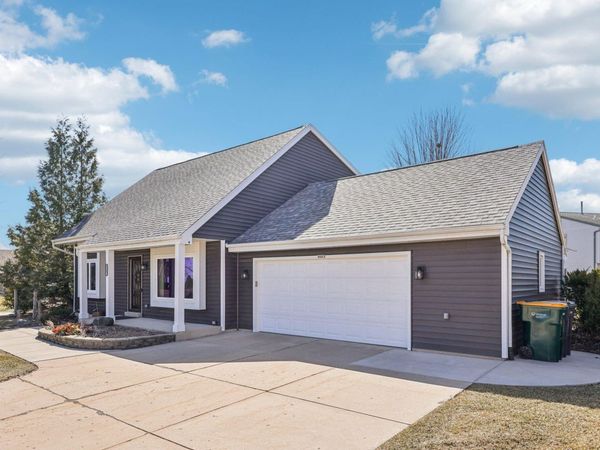 8603 S Melrose Dr, Oak Creek, WI 53154