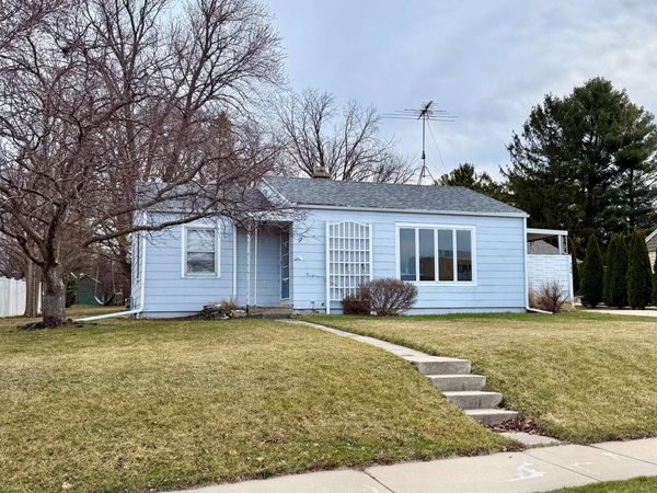 754 Summit Ave, Oconomowoc, WI 53066