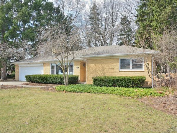 145 Lynnwood Ln, Brookfield, WI 53005