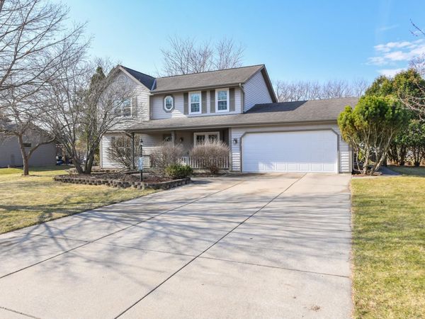 W176S8429 Clearbrook Dr, Muskego, WI 53150