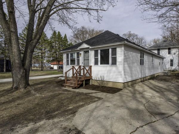 606 S Cogswell Dr, Salem Lakes, WI 53170