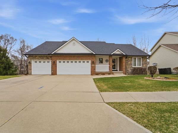 4908 Stream Side Circle, Des Moines, IA 50317